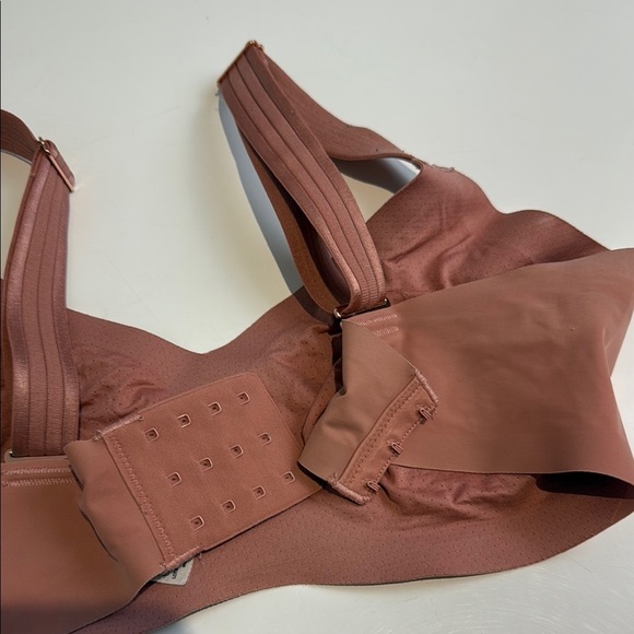 Knix Pink Wireless Bra with Adjustable Straps and Seamless Design - Picture 3 of 5